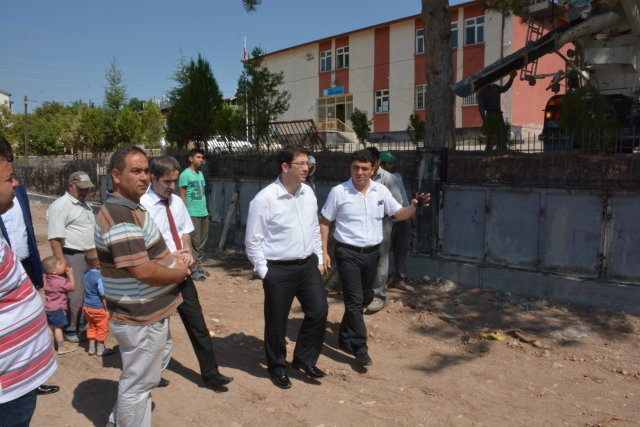 İlk kez asfalt atılan mahalle sakinleri sevindi