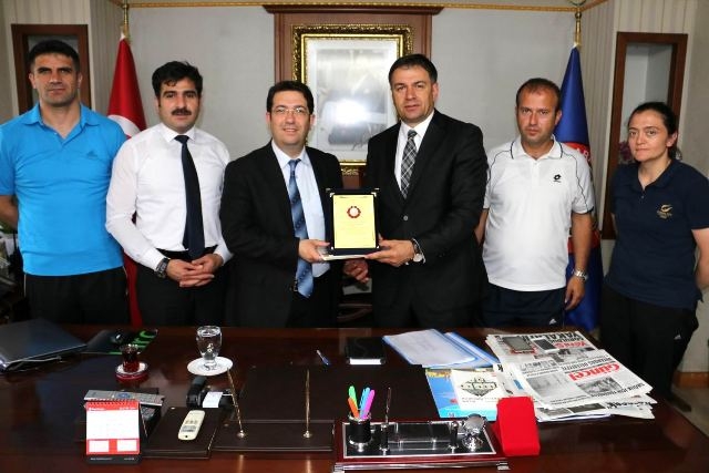 Judo Federasyonu Başkanı Uysal`dan Başkan Yazgı`ya plaket