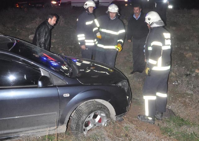 KAMYONA ÇARPMAMAK İÇİN ŞARAMPOLE İNDİ: 4 YARALI 