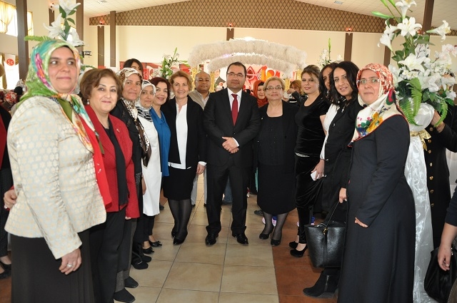 Karabatak`dan bayanlara çiçek