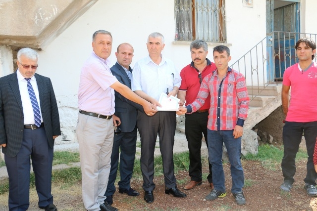 Kirada oturduğu evin tapusu hediye edildi