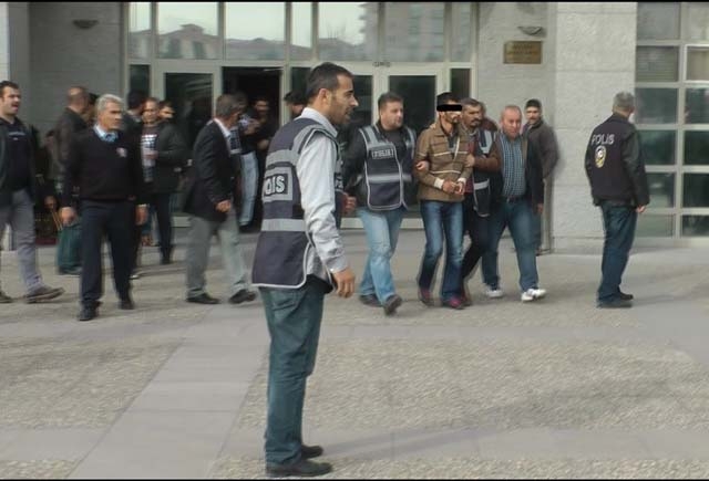 Küçük  kıza tecavüz edip boğazını kesen 2 zanlı yakalandı