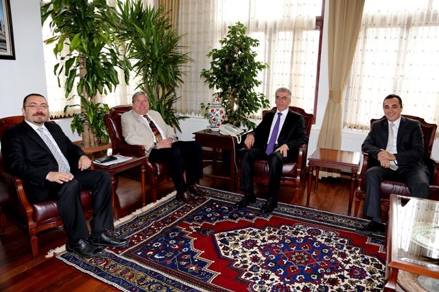 Mercedes Kamyon Fabrikası Müdürü Klaus Pfeifer Vali Şeref Ataklı`yı ziyaret etti