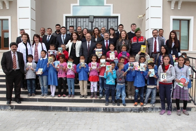 Oğuzata İlkokulu kütüphanesine ASÜ`den anlamlı destek 