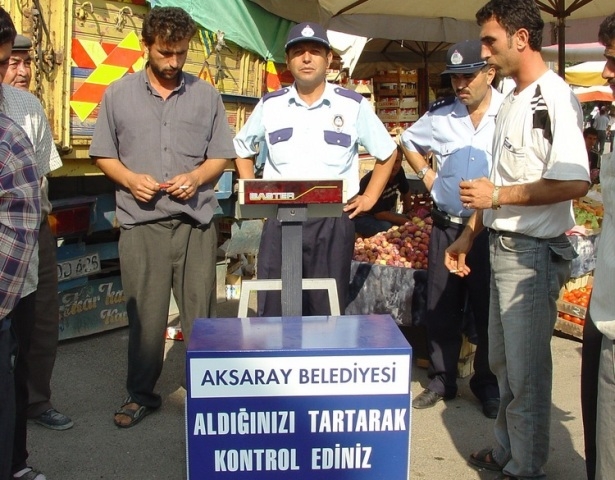 Pazar yerlerindeki tartı ve ölçü aletleri denetliyor 