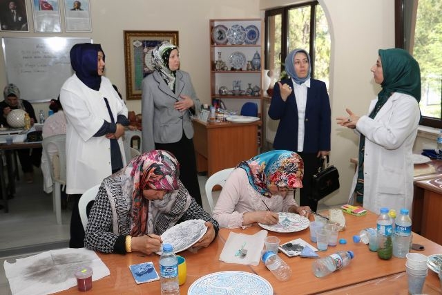 Protokol eşleri, tarihi mekânları gezerek inceledi 
