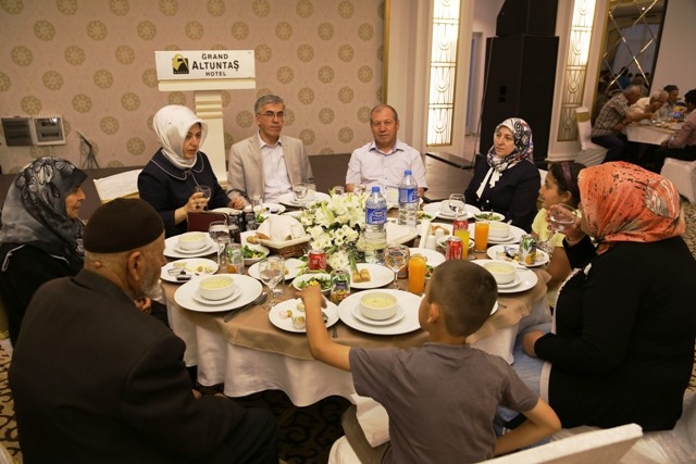 Ramazan ayının bereketini vatandaşlarla paylaştılar