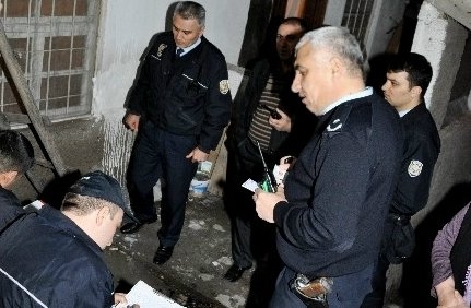 Remzi Çağlar yalnız yaşadığı evinde ölü bulundu.