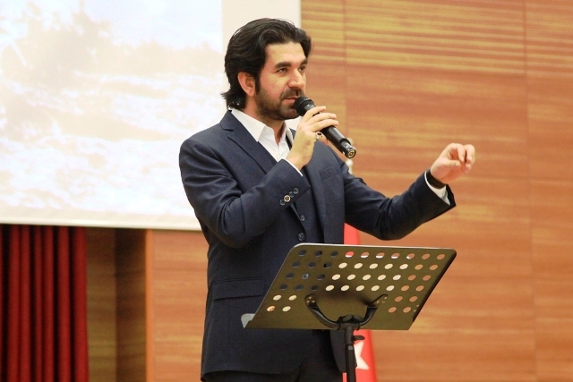 Serdar Tuncer Çanakkale`yi şiirlerle anlattı 