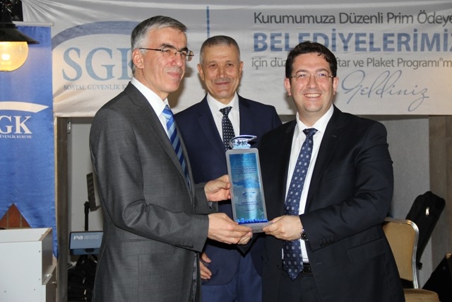 SGK`ya borcu olmayan başkanlara plaket