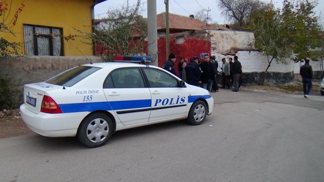 Tansiyon ölçme bahanesiyle bileziklerini çaldılar