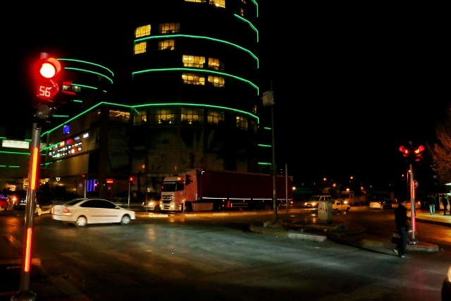 Trafik ışıklarının direkleri, ledlerle aydınlatılacak