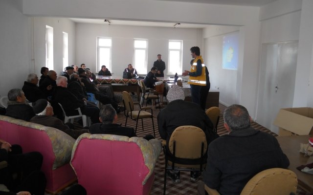 Traktörcülere güvenli traktör kullanımı semineri verildi