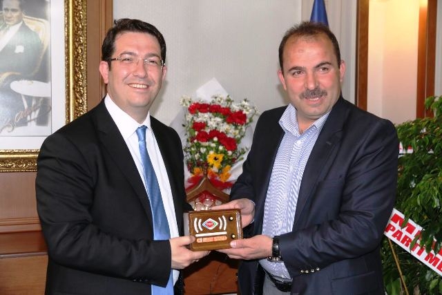 TRT Muhabiri Koyuncu, Başkan Yazgı`ya TRT radyosu hediye etti 