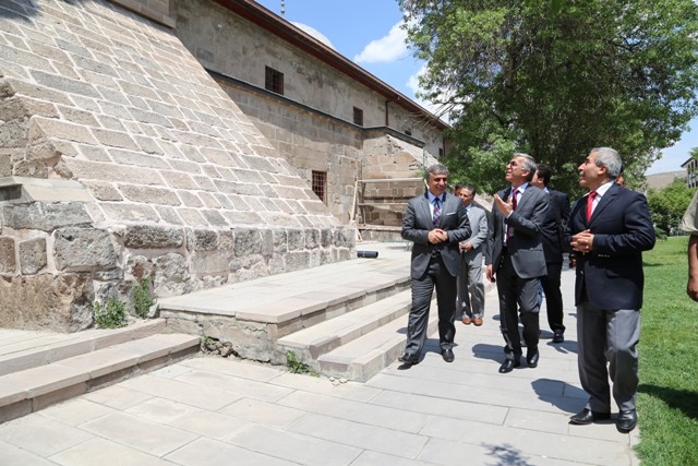 Ulu Cami`nin orijinal mihrabındaki küçük çaplı restorasyon tamamlandı