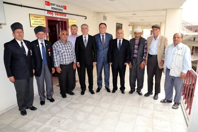 Vali Ataklı: `Şehitlerimiz ve gazilerimizin sayesinde güvenlik içinde özgür bir şekilde yaşıyoruz`