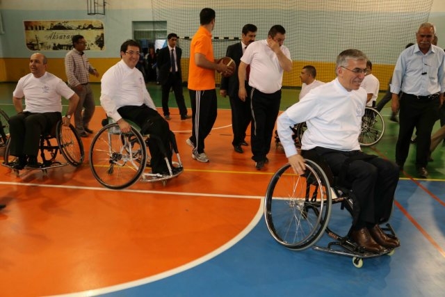 Vali, Komutan ve Başkan`dan Örnek Davranış
