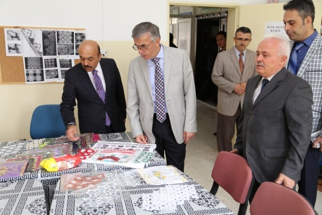 Vali Şeref Ataklı Halk Eğitim Merkezini ziyaret etti