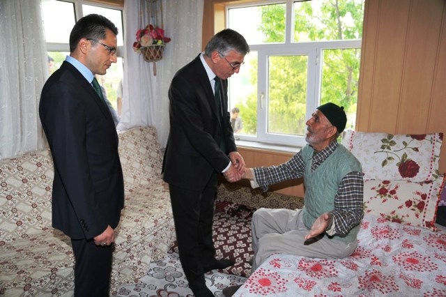 Vali Şeref Ataklı Şehit Ailesini ziyaret etti