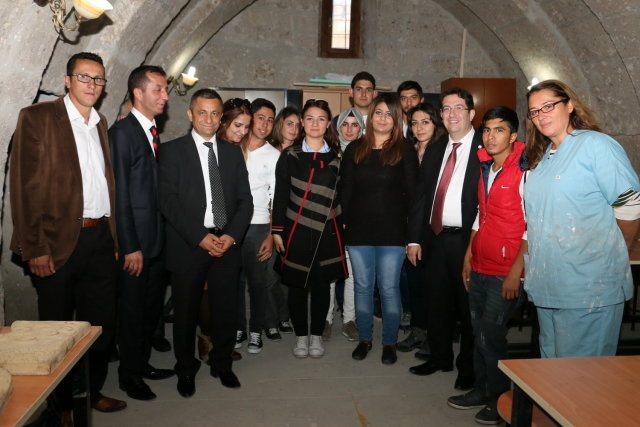 Yazgı, Güzelyurt Meslek Yüksekokulu Çini Seramik Atölyesinde Öğrencileri Ziyaret Etti