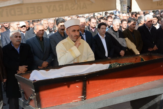 Yazgı, Kaynanası Vefat Eden Ertuğrul`a Başsağlığında Bulundu